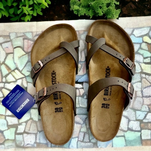 Birkenstock Shoes - NWT Birkenstock Sandal Mayari
Birkibuc Mocha Brown copper buckle. New.